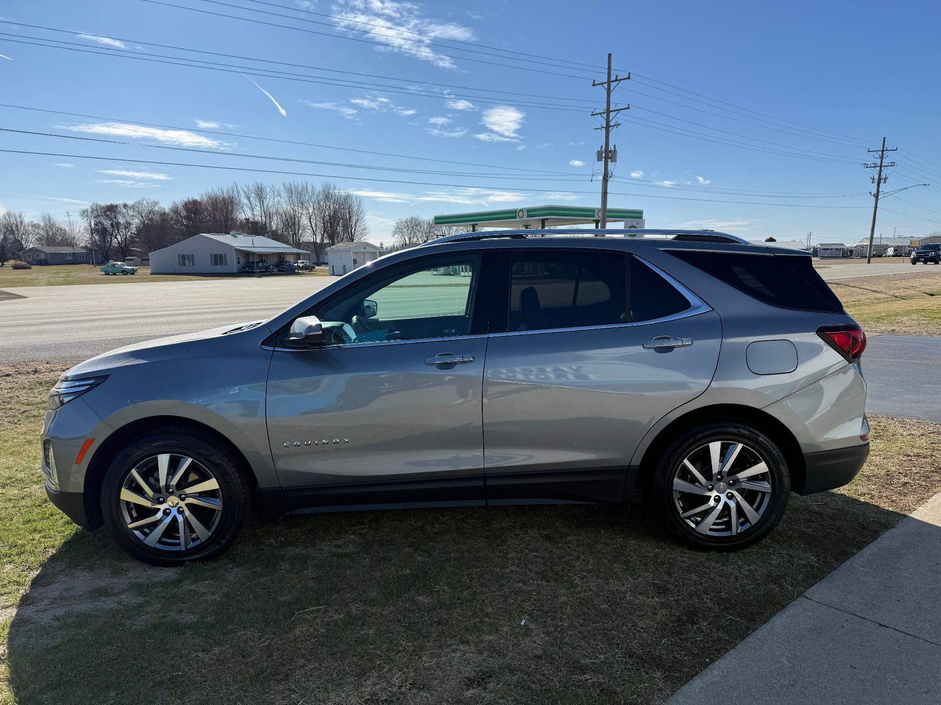 Used 2023 Chevrolet Equinox Premier FWD image 4