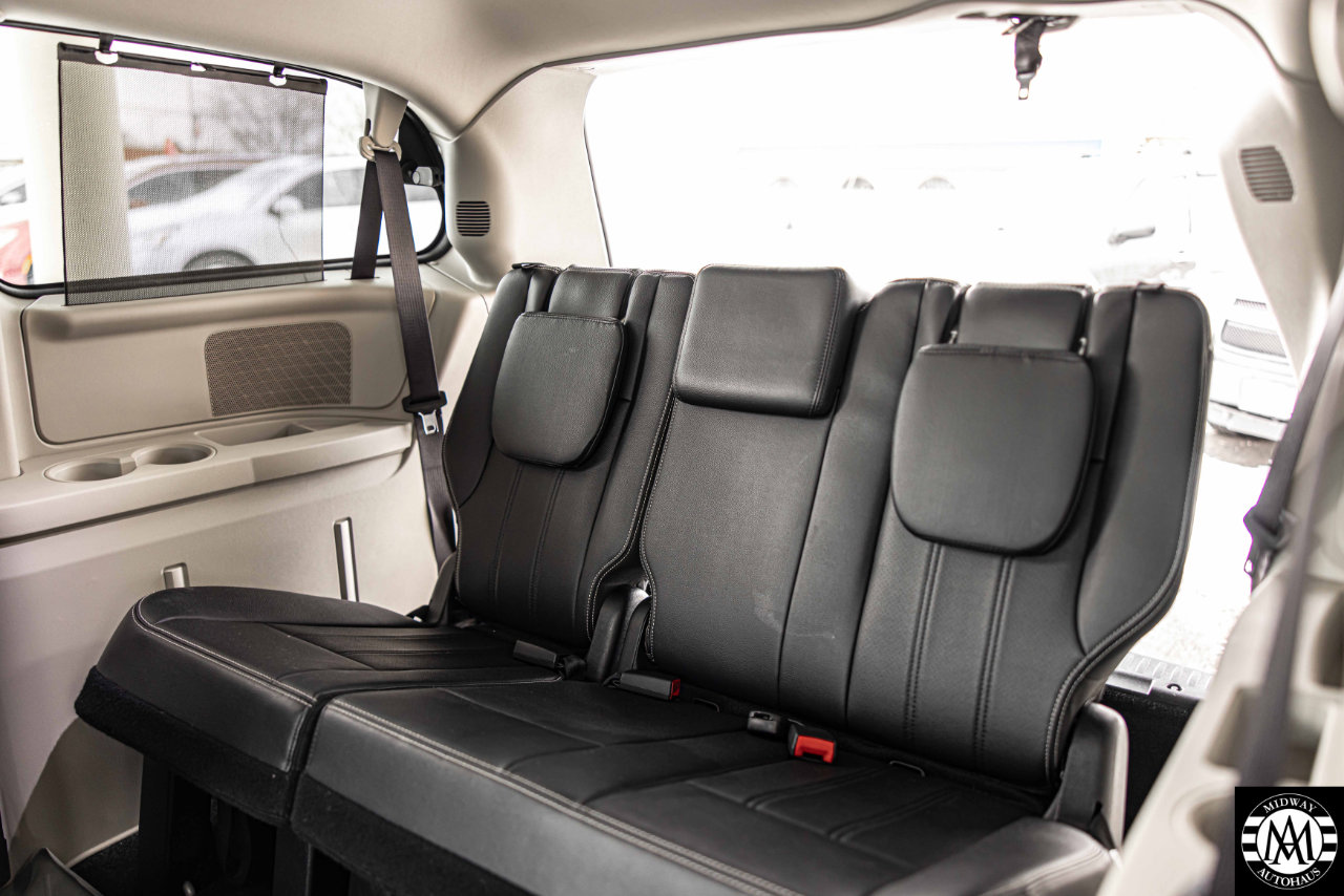 Used 2015 Chrysler Town & Country Touring-L w/ Driver Convenience Group image 23