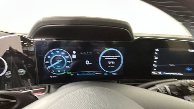 Certified 2025 Hyundai Elantra Limited FWD image 18