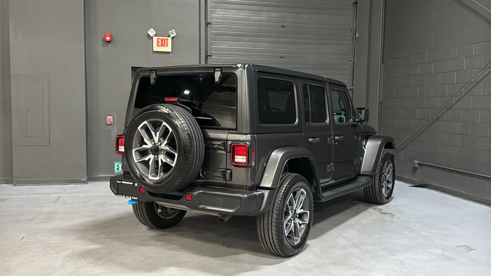 Used 2024 Jeep Wrangler Unlimited w/ Convenience Group AWD/4WD image 4