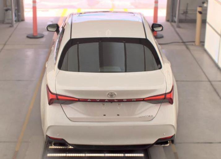 Used 2019 Toyota Avalon Limited w/ Advanced Safety Package FWD image 5