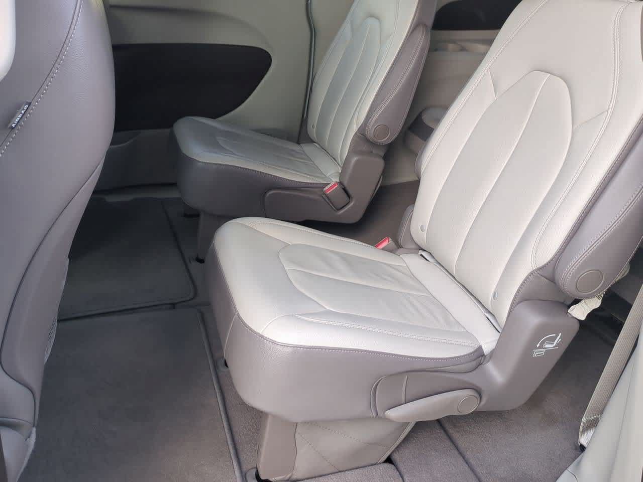 Used 2017 Chrysler Pacifica Touring-L FWD image 18