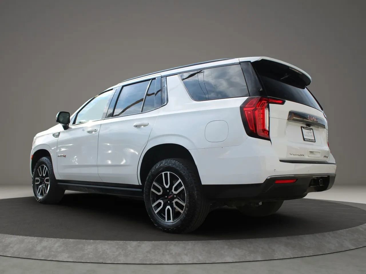 Used 2023 GMC Yukon AT4 w/ AT4 Premium Plus Package image 5