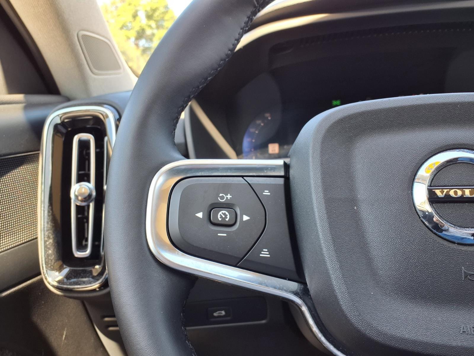 Certified 2025 Volvo XC40 B5 Core AWD/4WD image 31