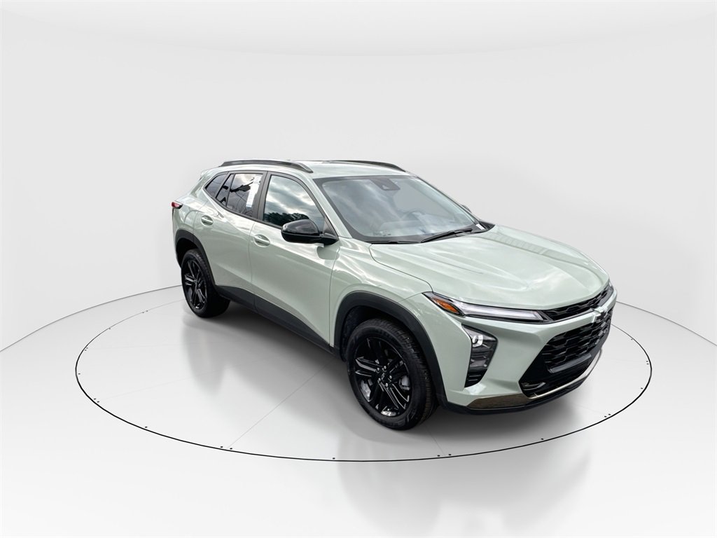 Used 2025 Chevrolet Trax ACTIV w/ Driver Confidence Package image 2