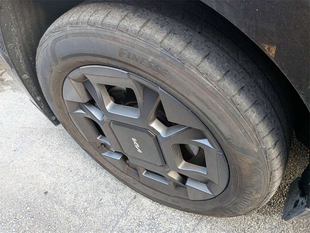 Used 2025 Kia Carnival EX image 17