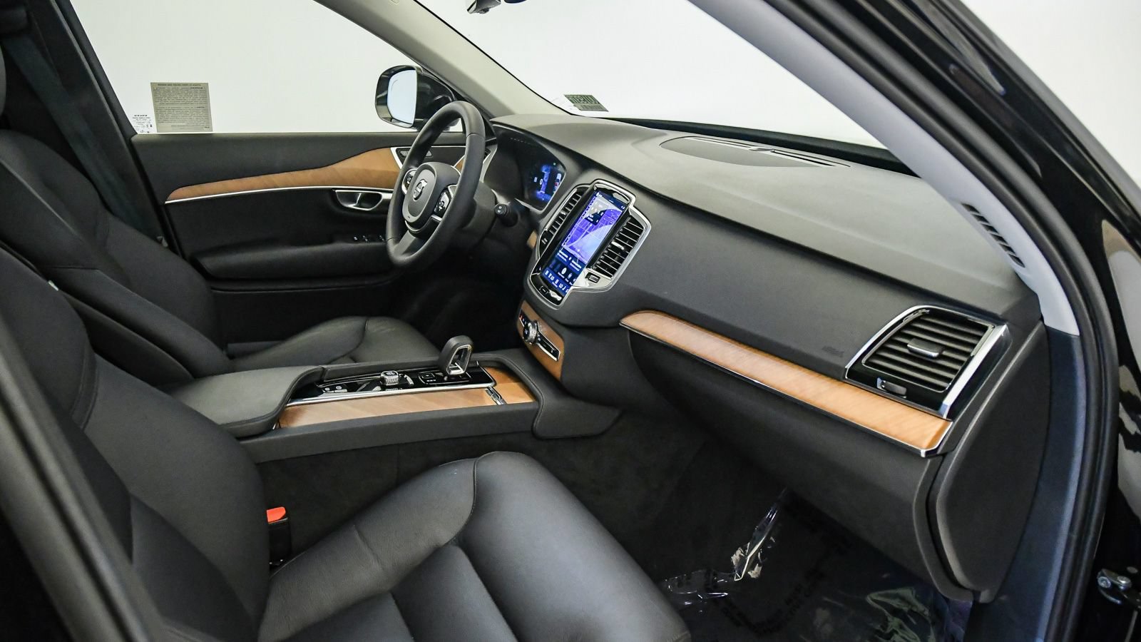 Certified 2024 Volvo XC90 B6 Plus w/ Protection Package Premier AWD/4WD image 16