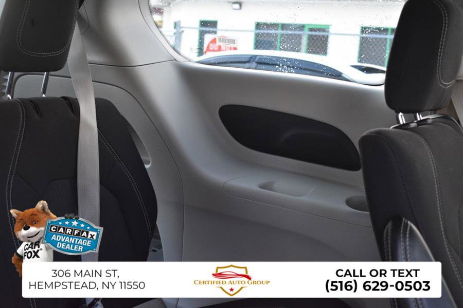 Used 2024 Chrysler Voyager LX image 32
