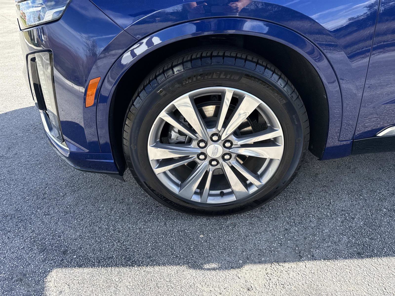 Used 2025 Cadillac XT6 Premium Luxury image 9