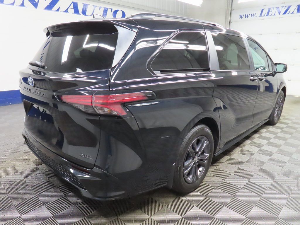 Used 2025 Toyota Sienna XSE image 4