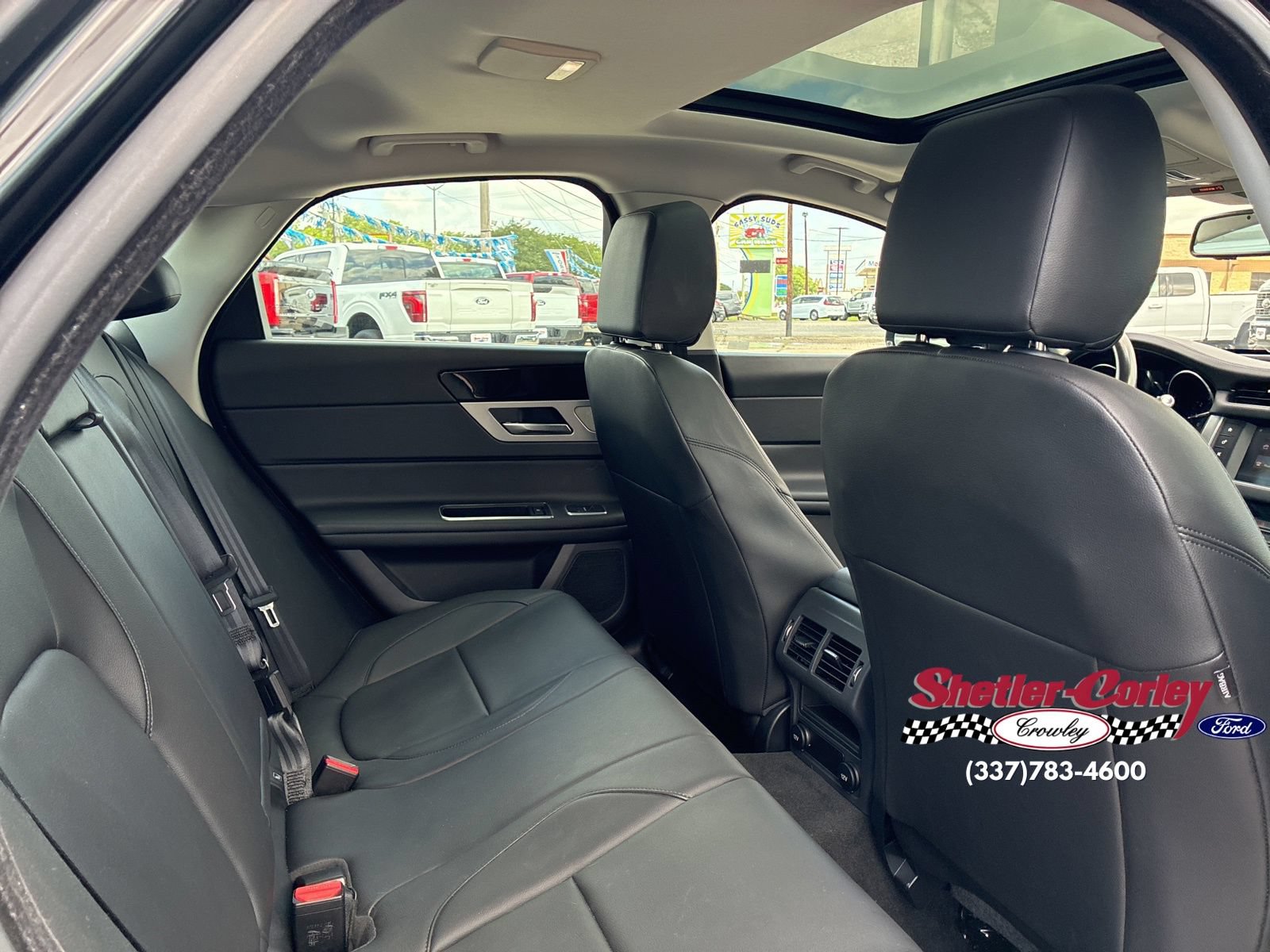 Used 2018 Jaguar XF Premium RWD image 18
