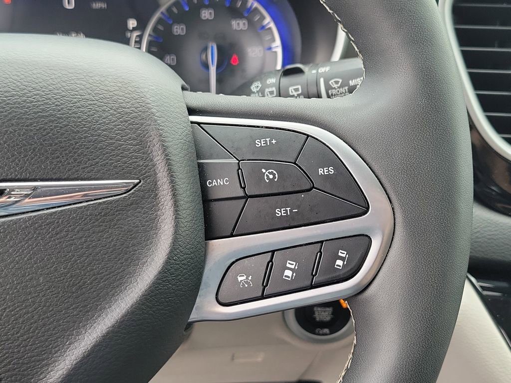 Used 2024 Chrysler Pacifica Touring-L FWD image 26