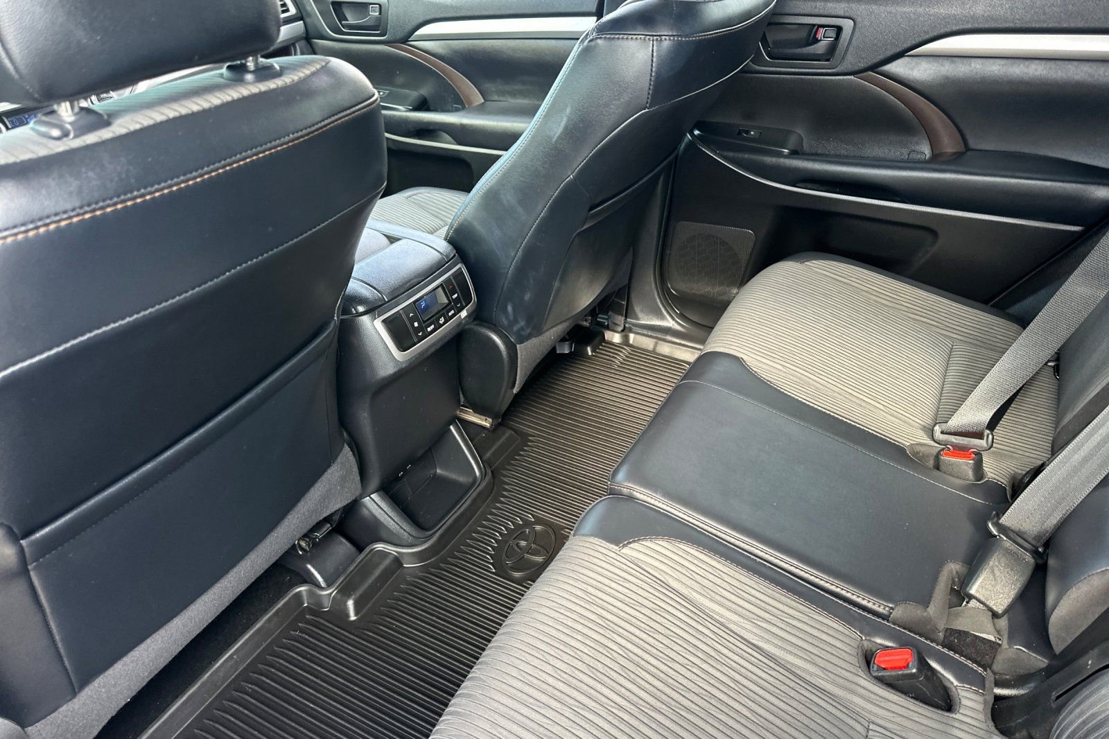 Used 2019 Toyota Highlander Plus FWD image 12