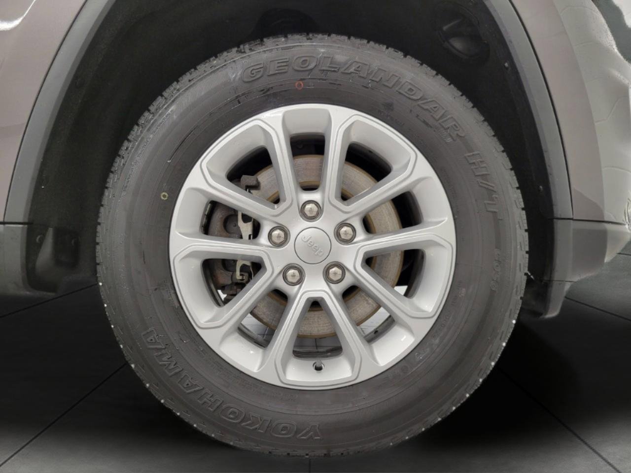 Used 2021 Jeep Grand Cherokee Laredo X AWD/4WD image 4