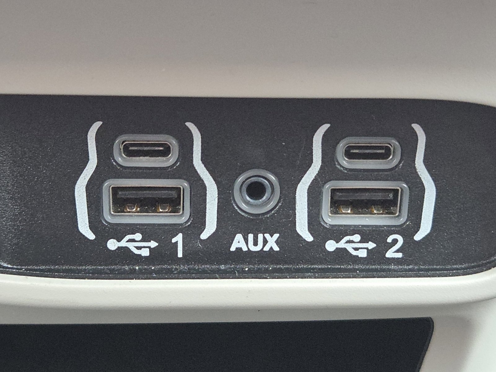 Used 2023 Chrysler Voyager LX image 6