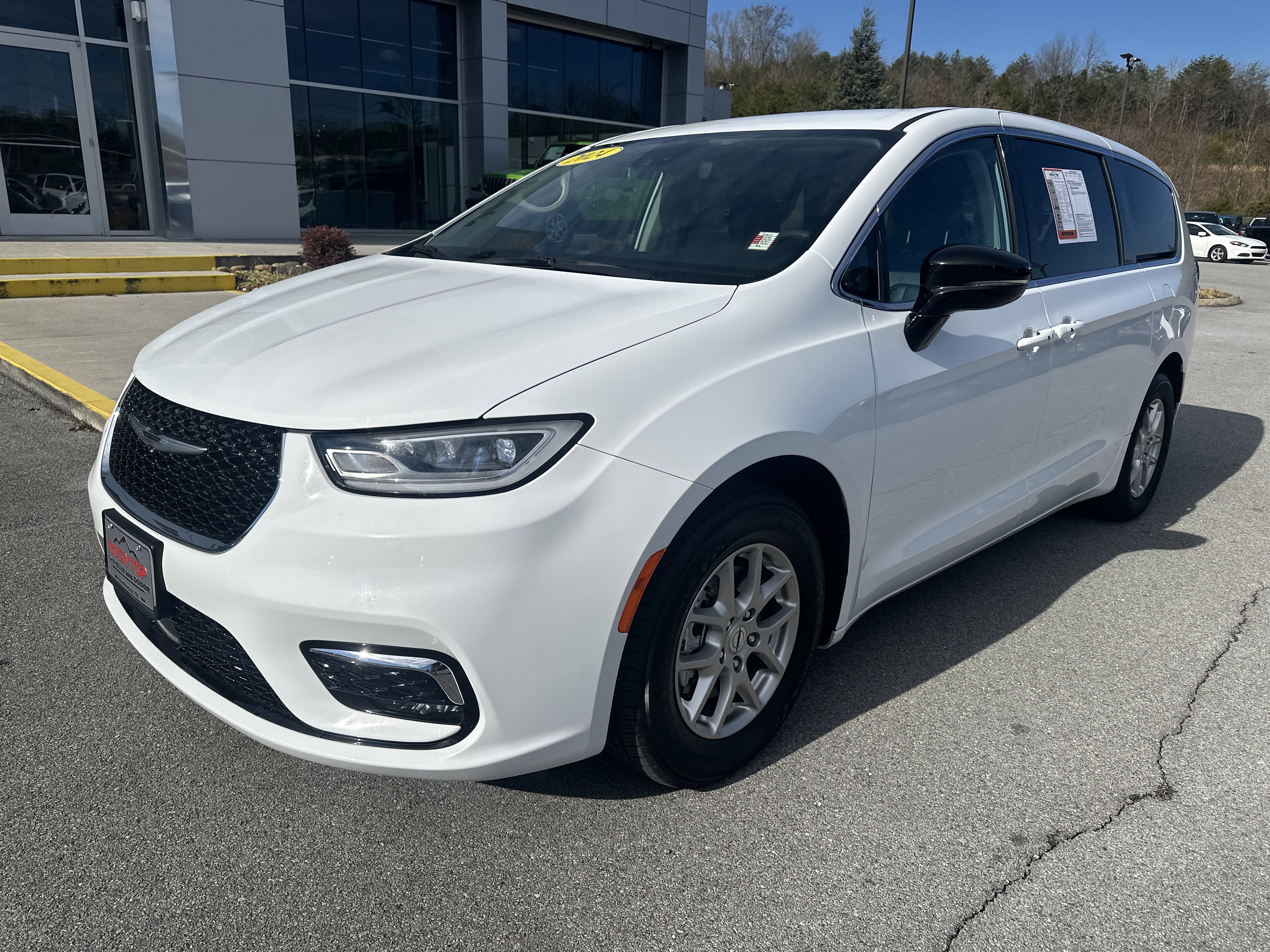 Used 2024 Chrysler Pacifica Touring-L image 2