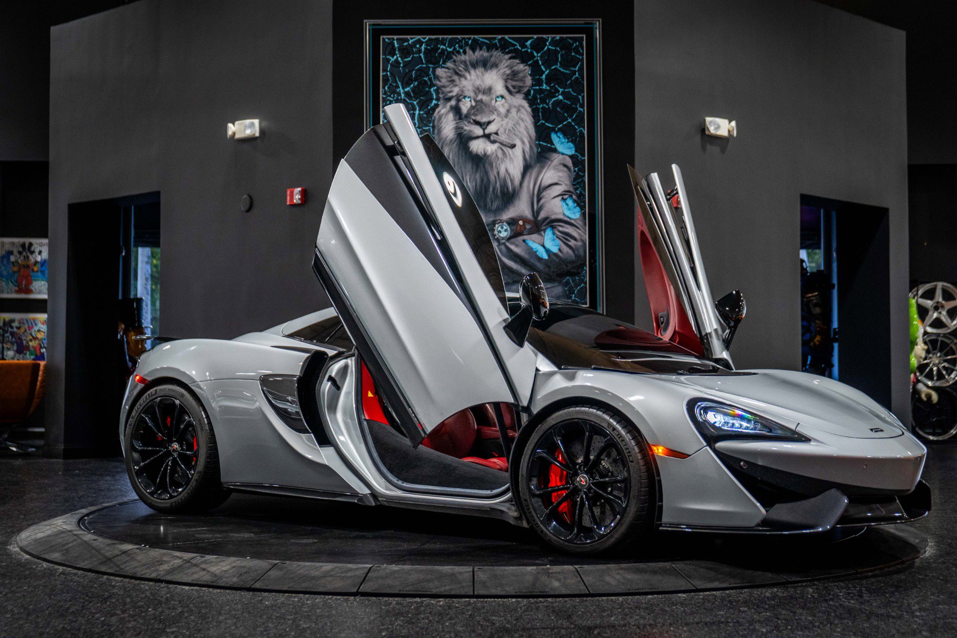 Used 2018 McLaren 570S Spider image 31