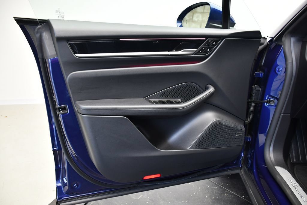 Certified 2025 Porsche Macan 4S Electric AWD/4WD image 39
