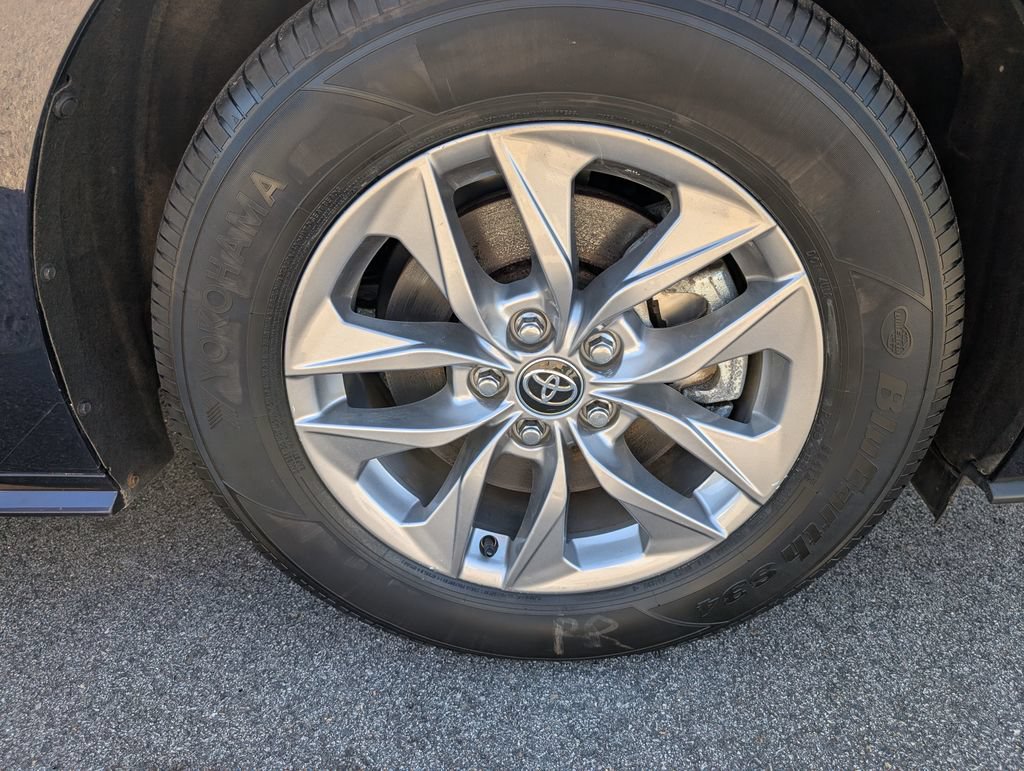 Used 2024 Toyota Sienna XLE w/ XLE Plus Package AWD/4WD image 12