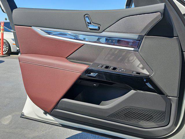 New 2026 BMW 750e xDrive image 27