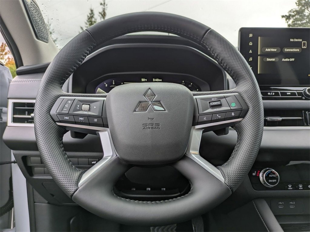 New 2025 Mitsubishi Outlander SE image 19