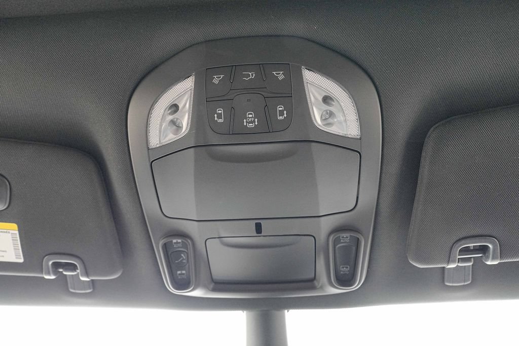 Used 2025 Chrysler Pacifica Limited FWD image 36