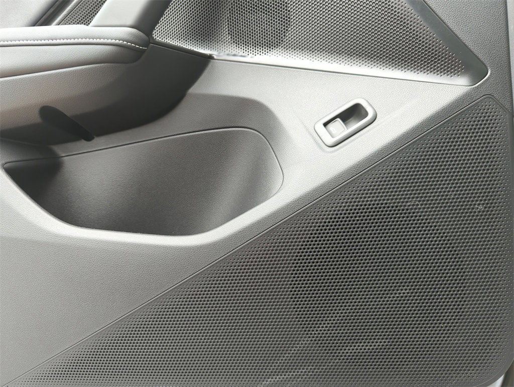 New 2026 Volkswagen Tiguan SE image 31