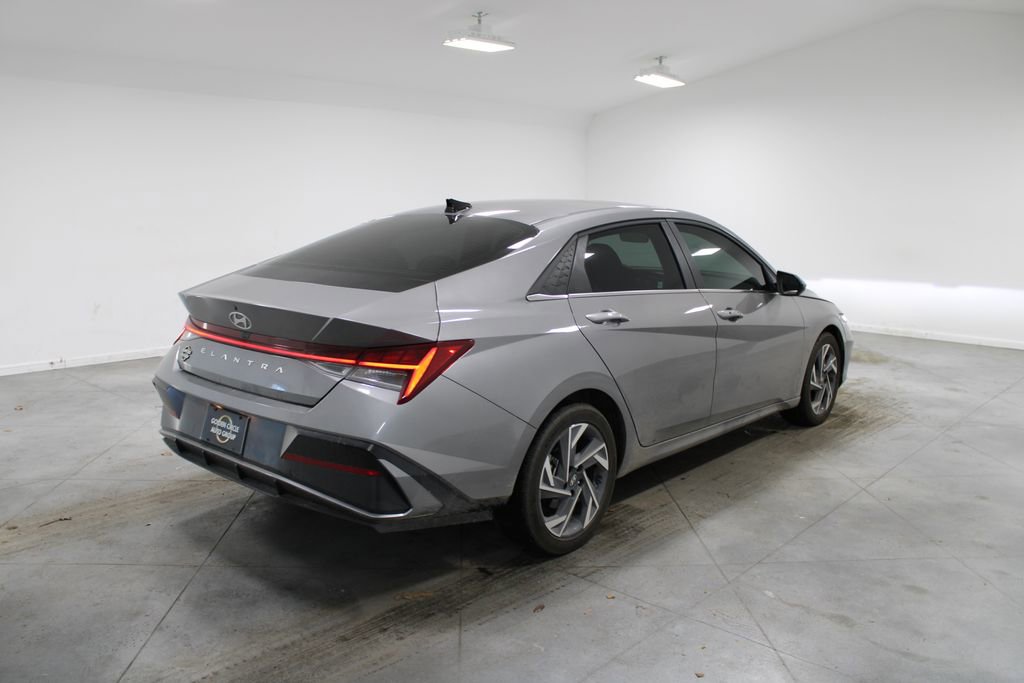 Used 2024 Hyundai Elantra SEL w/ Convenience Package image 9