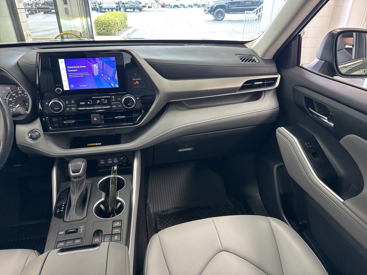 Used 2023 Toyota Highlander XLE image 48