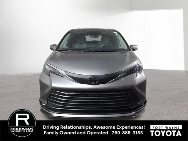 New 2026 Toyota Sienna XLE FWD image 3