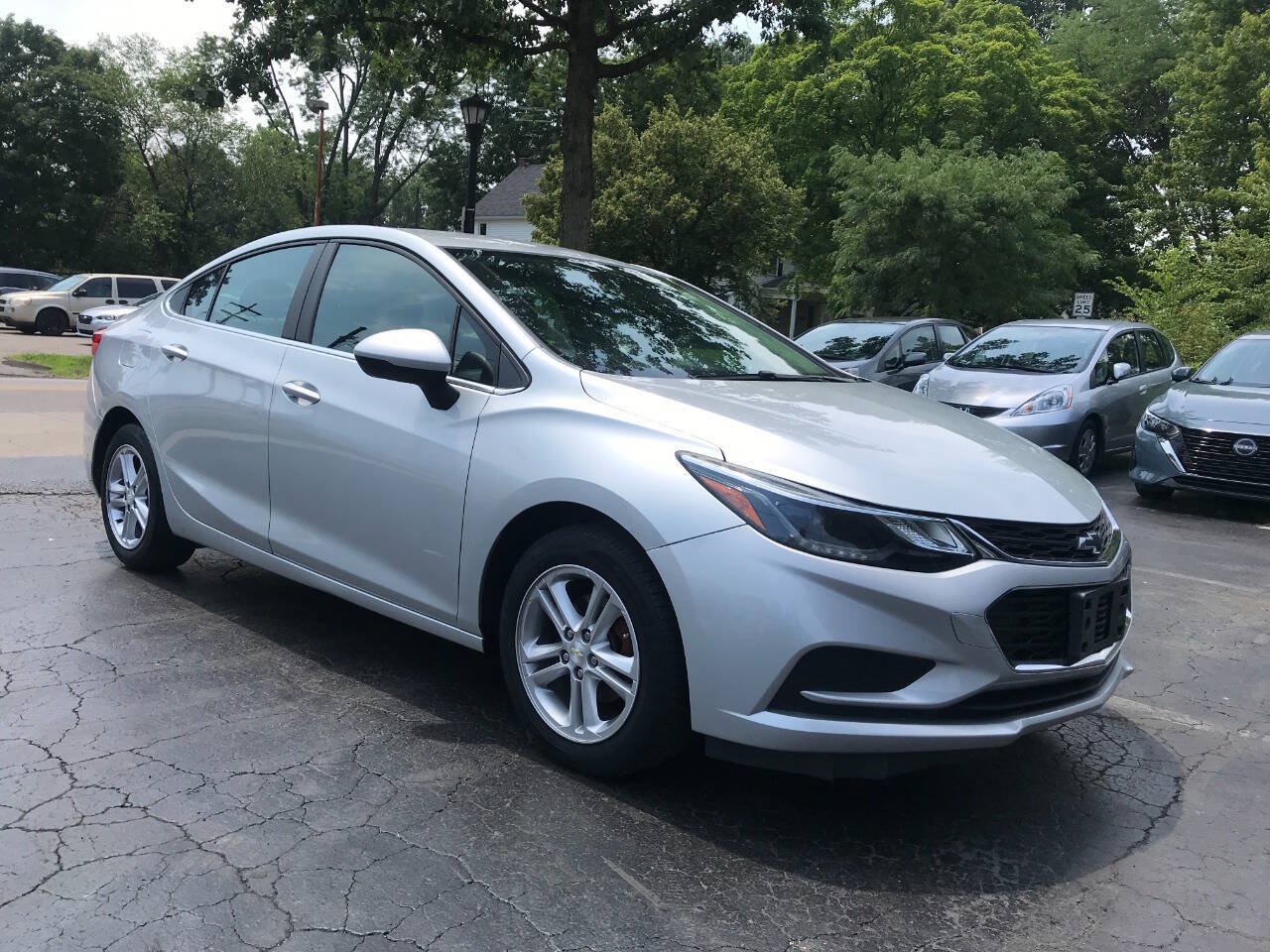 Used 2017 Chevrolet Cruze LT FWD image 2