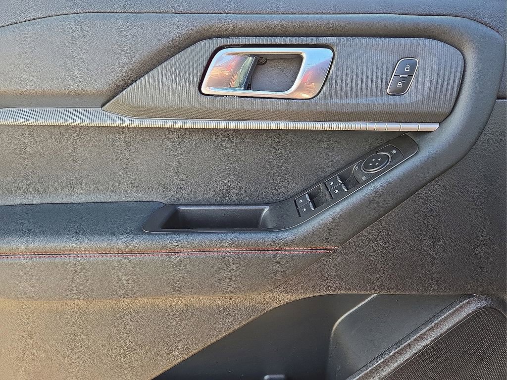 Used 2025 Ford Explorer ST-Line w/ ST-Line Street Pack image 23