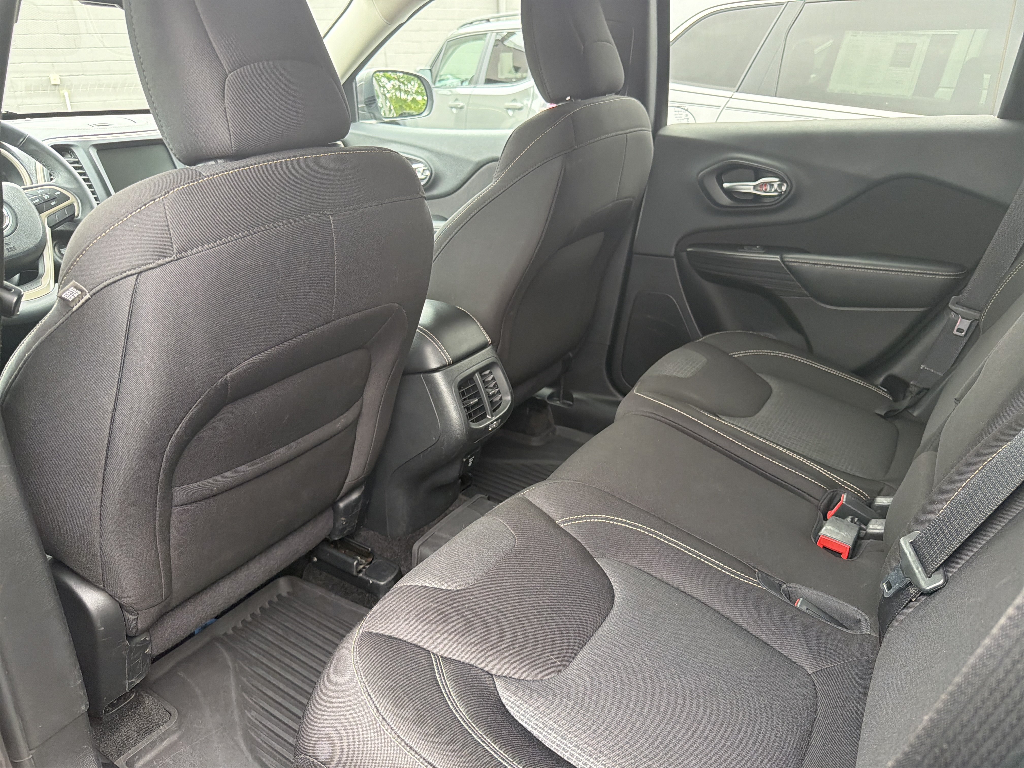 Used 2015 Jeep Cherokee Latitude w/ Comfort/Convenience Group AWD/4WD image 12
