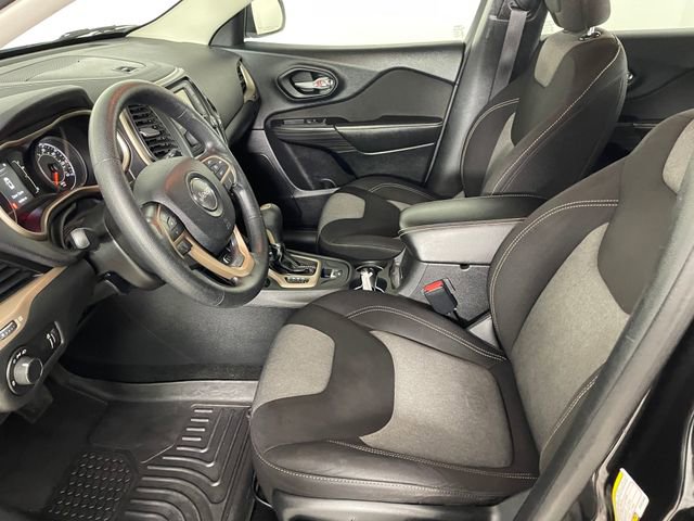 Used 2015 Jeep Cherokee Sport image 2