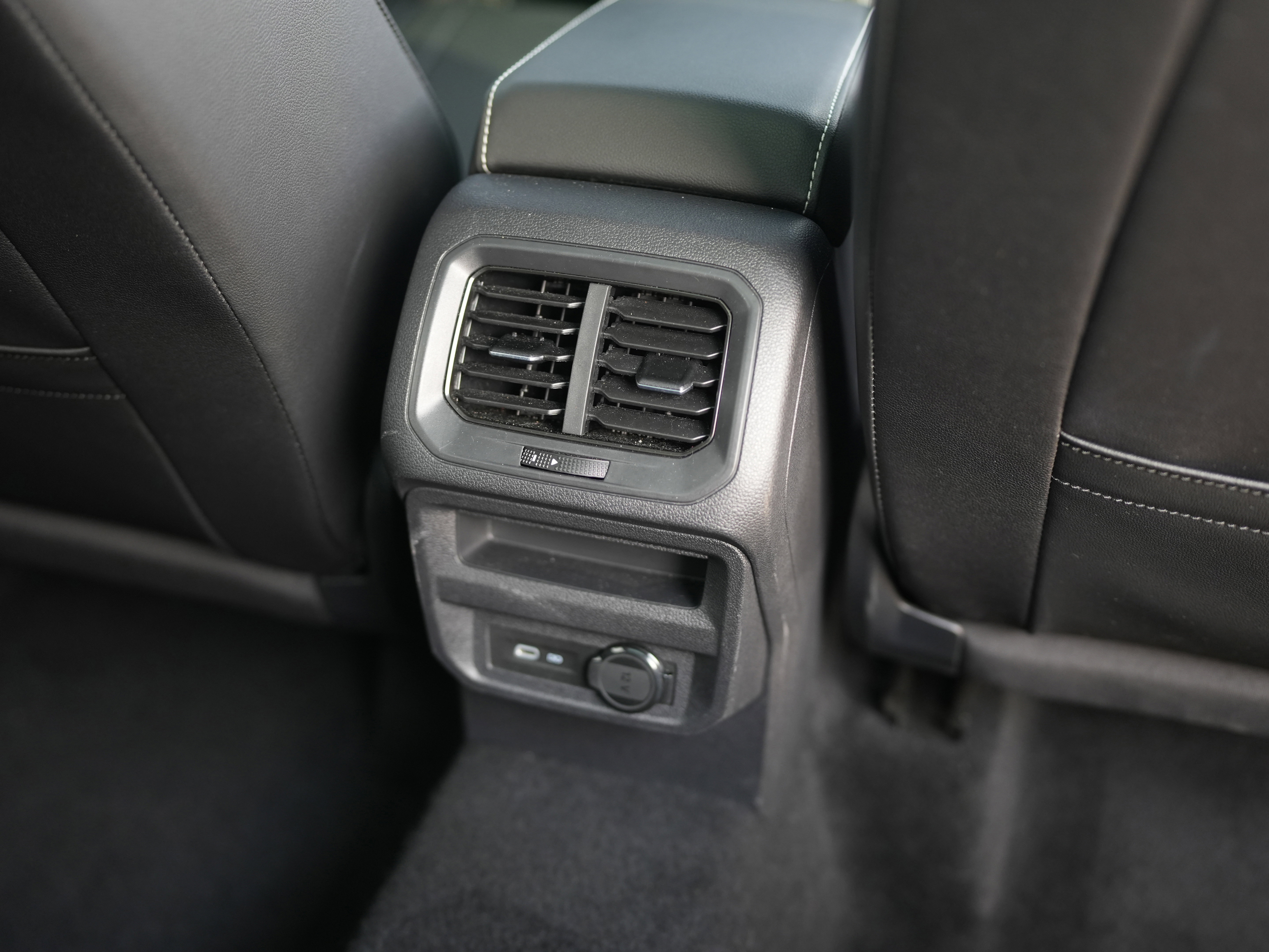 Certified 2022 Volkswagen Tiguan SE R-Line AWD/4WD image 30