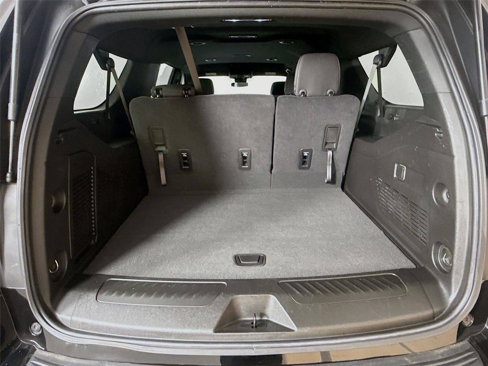 Used 2025 Chevrolet Suburban LS RWD image 18