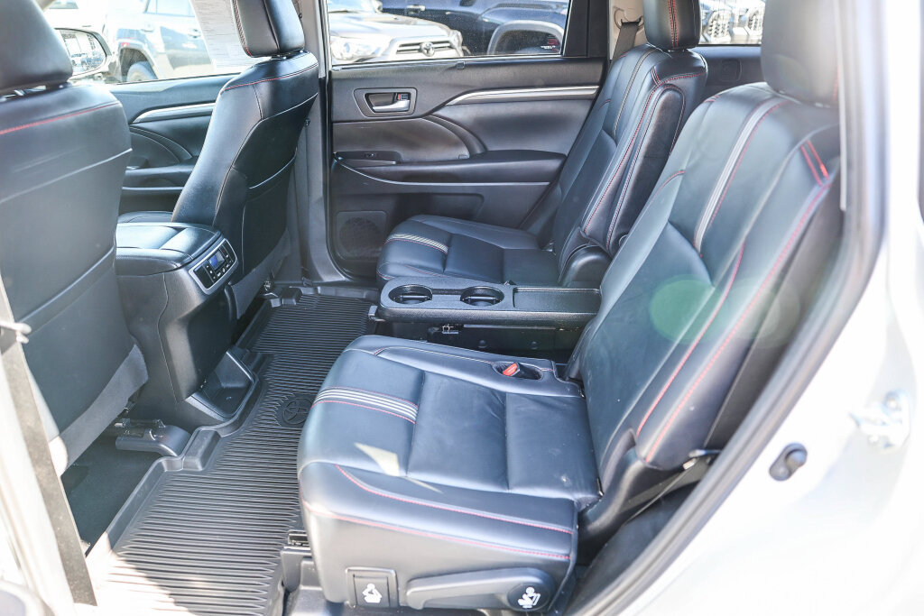 Used 2019 Toyota Highlander SE FWD image 9