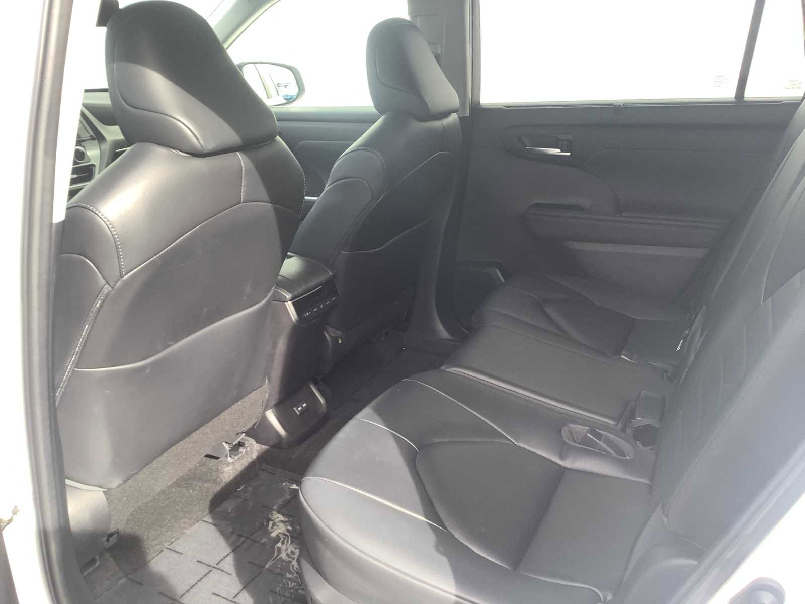 Used 2023 Toyota Highlander XLE image 12