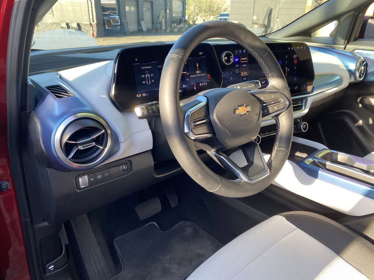 Used 2025 Chevrolet Equinox EV LT w/ Convenience Package FWD image 2