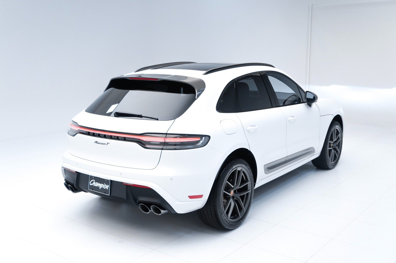 Certified 2023 Porsche Macan Turbo AWD/4WD image 9