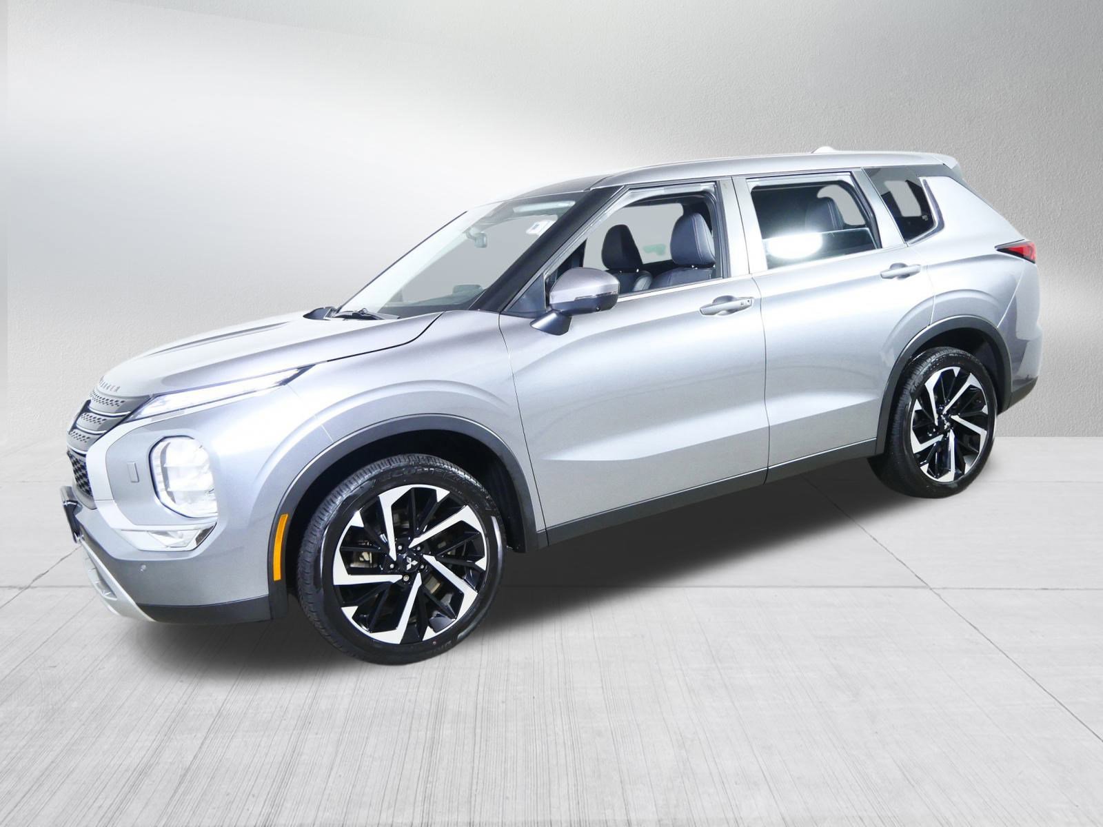 Used 2022 Mitsubishi Outlander SE image 3