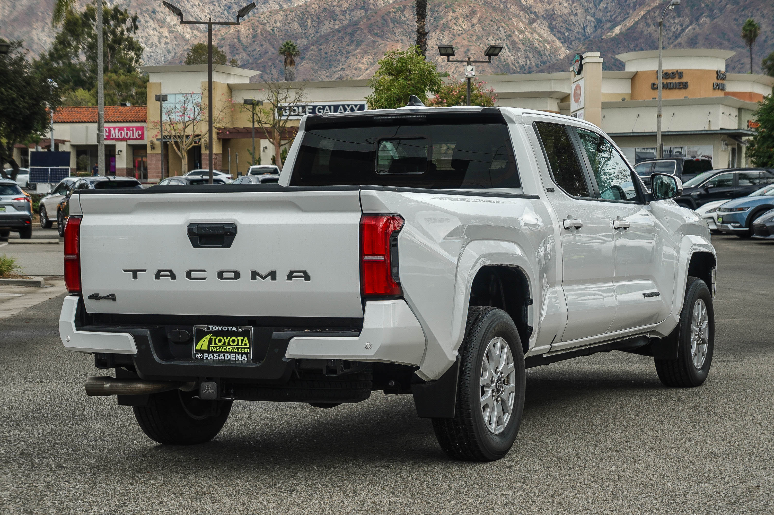 Used 2024 Toyota Tacoma SR5 AWD/4WD image 4