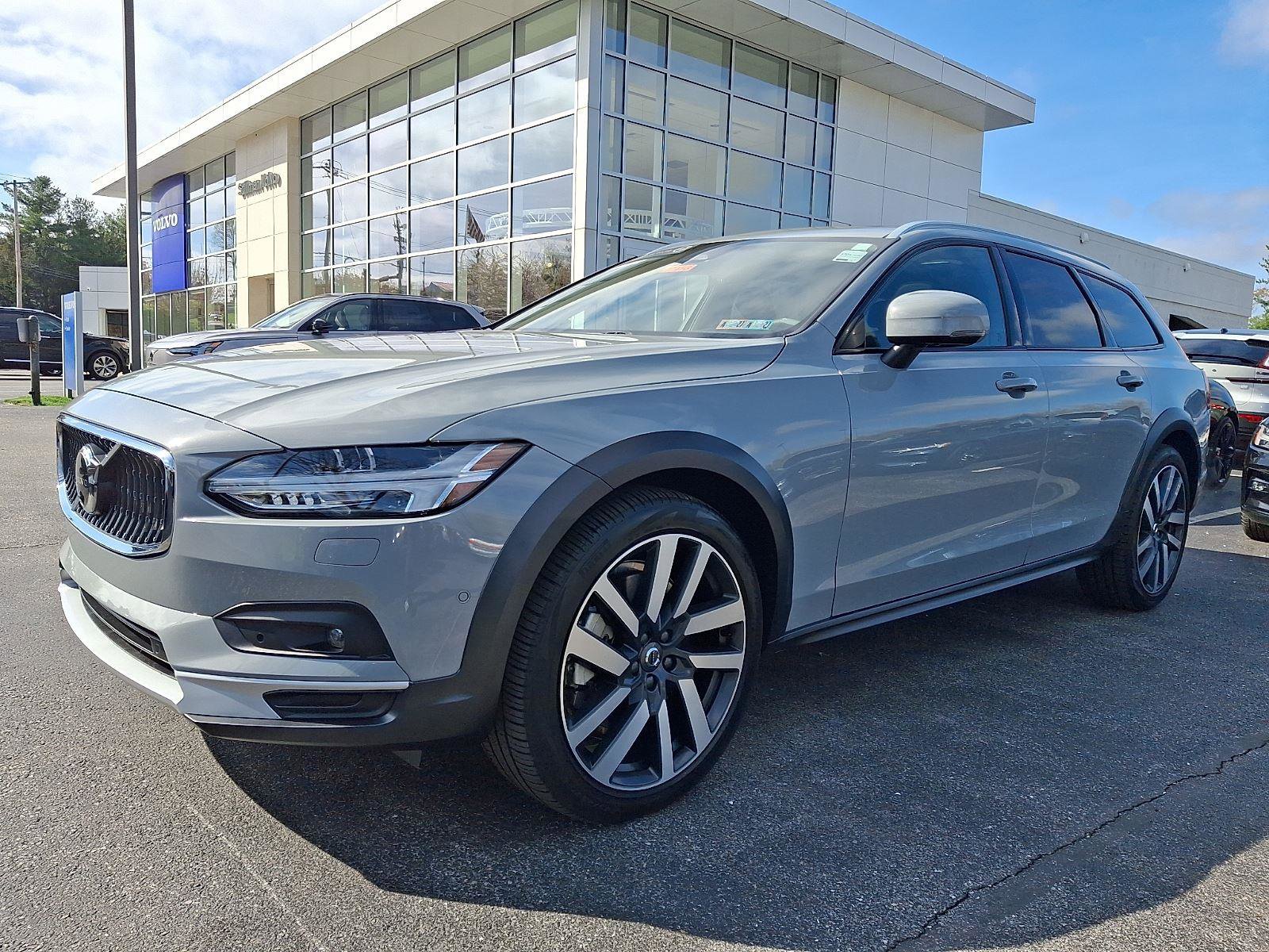 Certified 2025 Volvo V90 B6 Cross Country Ultra AWD/4WD image 3
