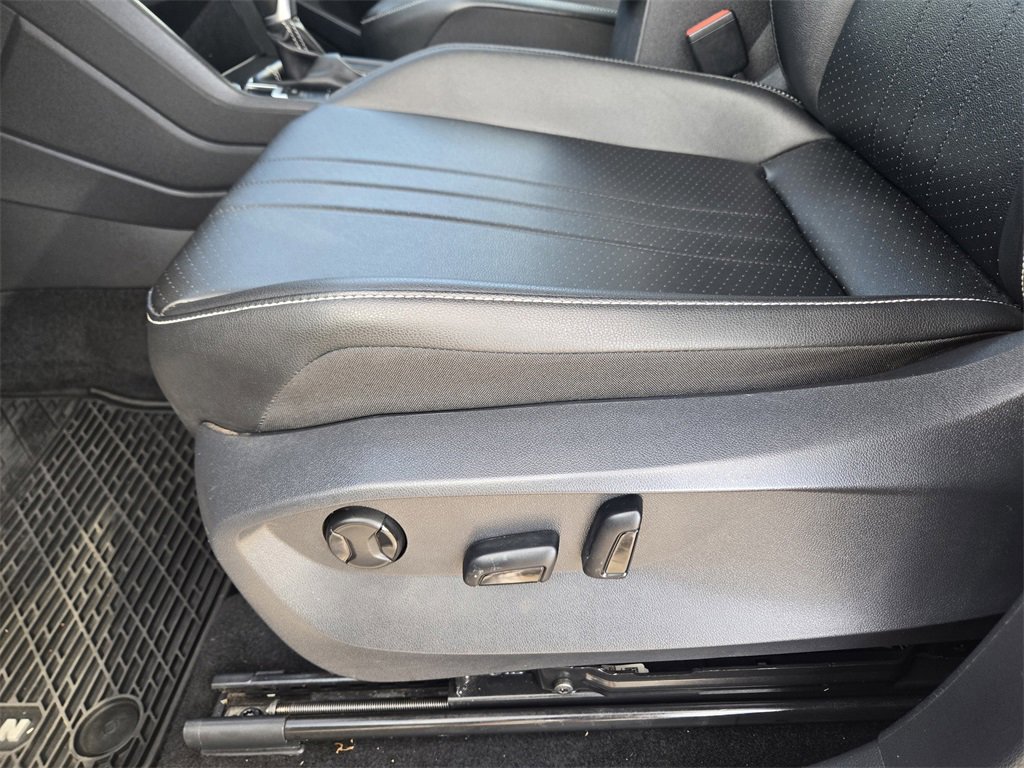 Used 2023 Volkswagen Tiguan SE w/ Panoramic Sunroof Package image 26