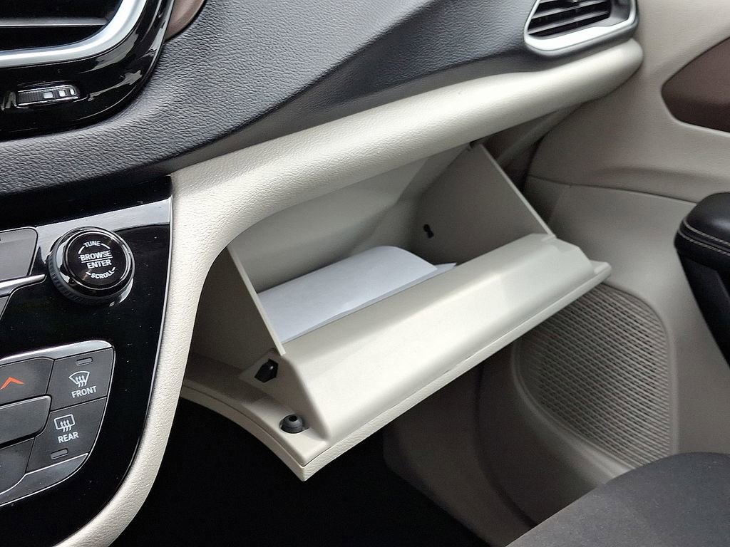 Used 2022 Chrysler Voyager LX image 27