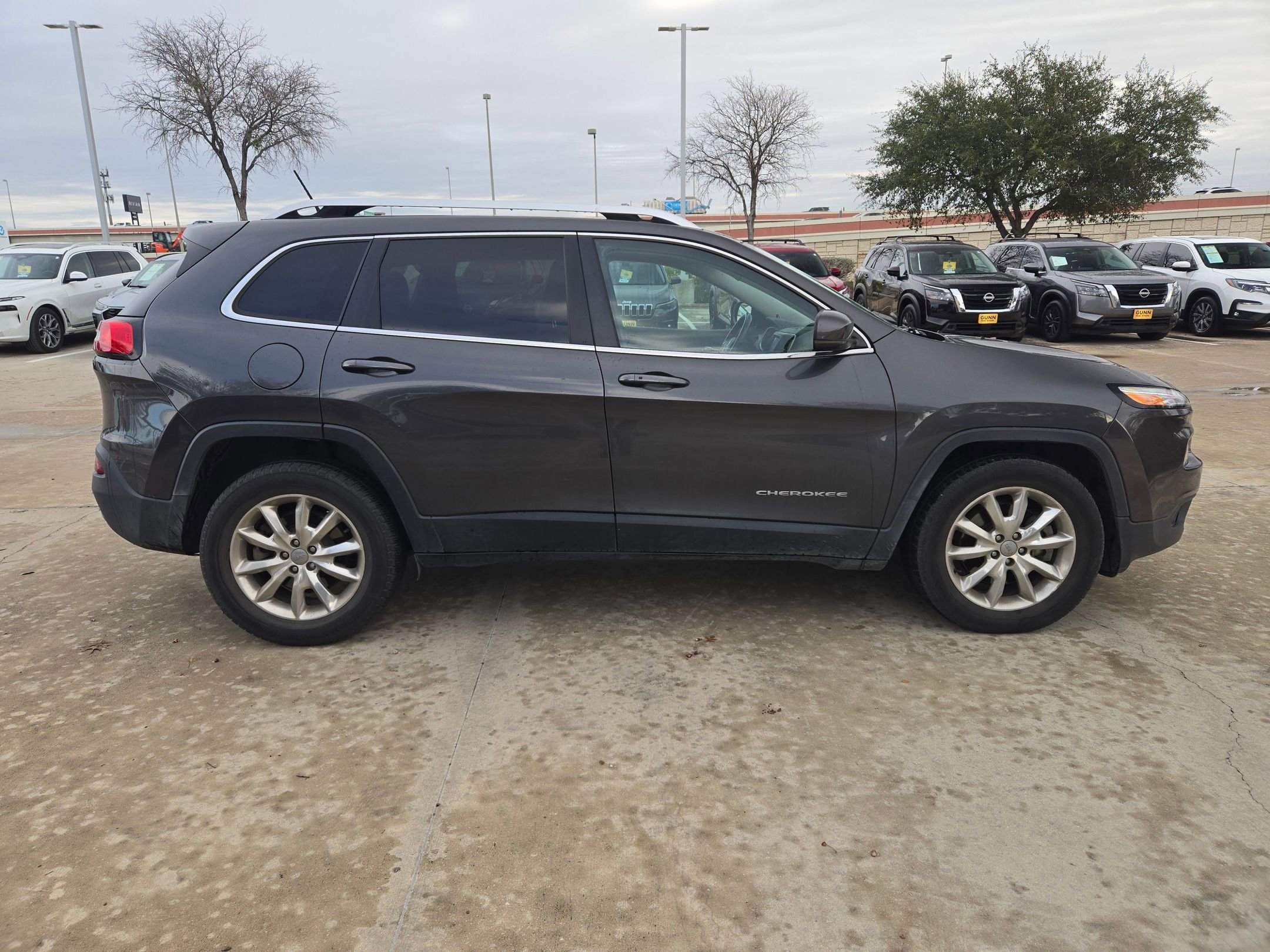 Used 2015 Jeep Cherokee Limited image 2