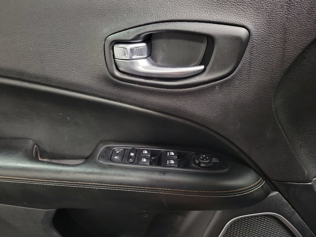 Used 2018 Jeep Compass Latitude w/ Cold Weather Group AWD/4WD image 18