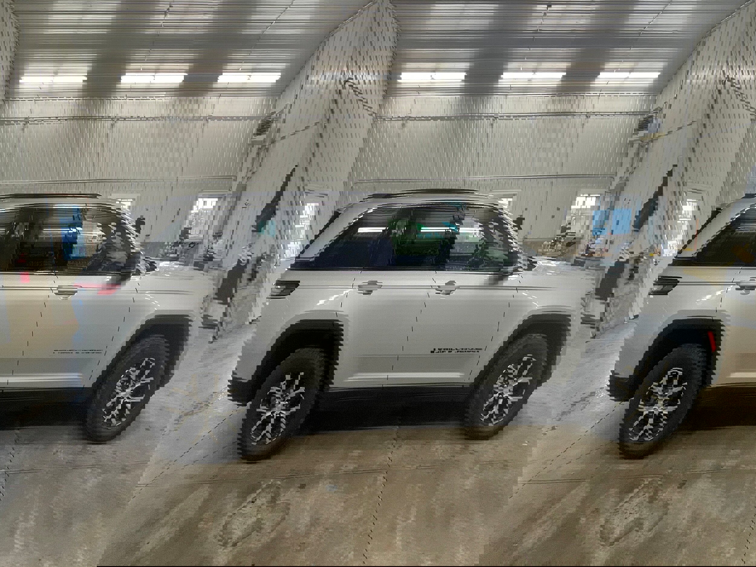 Used 2024 Jeep Grand Cherokee Limited image 6
