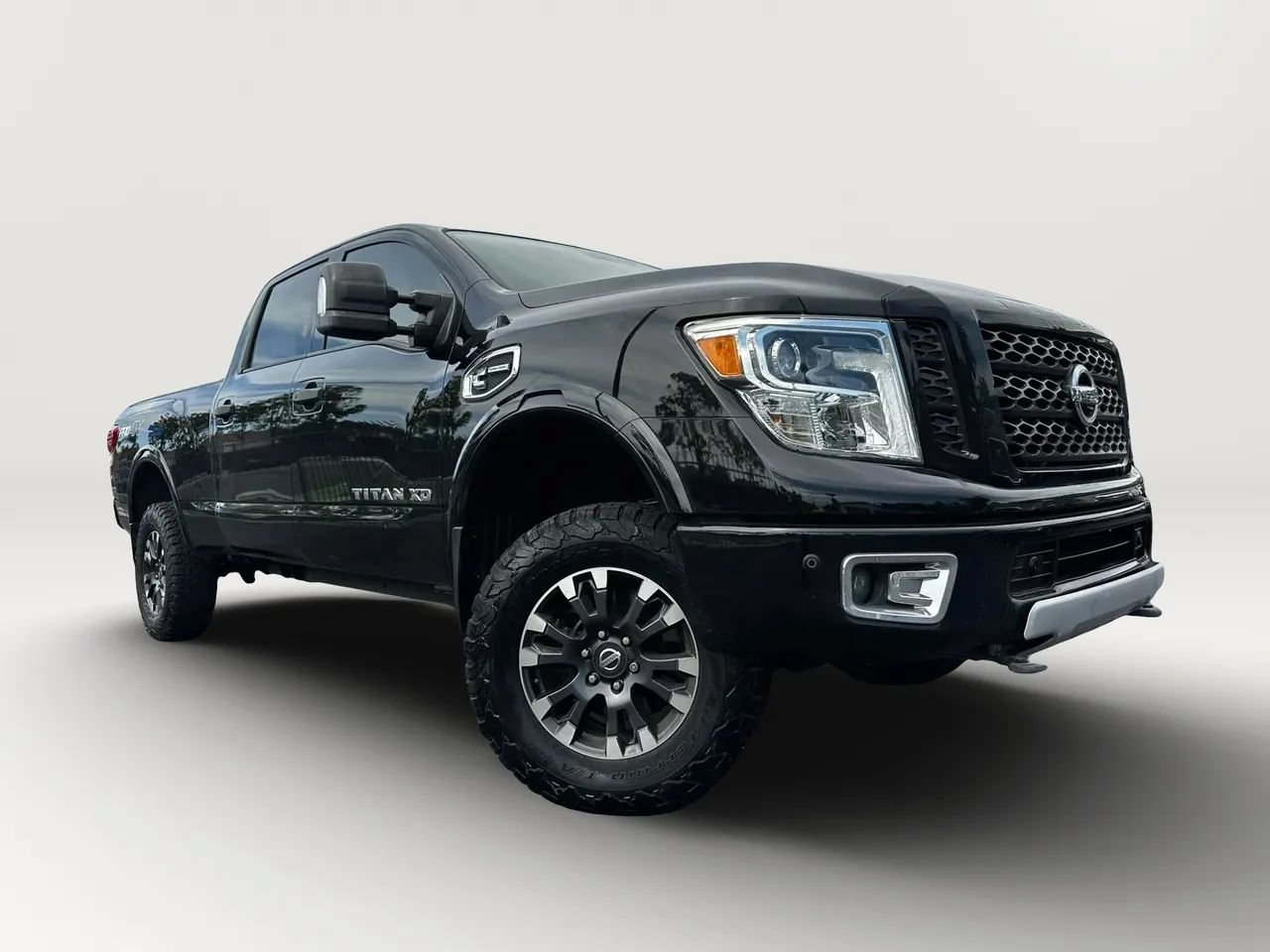 Used 2017 Nissan Titan PRO-4X w/ Pro-4x Convenience Package AWD/4WD image 3