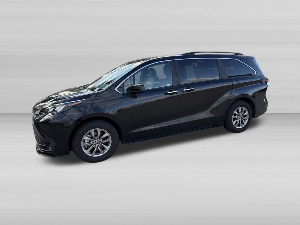 Used 2025 Toyota Sienna XLE FWD image 11
